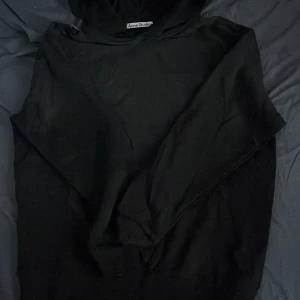 Acne Studios Hoodie - En svart Acne Studios hoodie med texten Acne Studios Stockholm 1996 på baksidan av hoodien. Köptes på Plick kvitto finns.