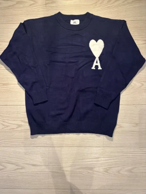 Ami Paris tröja - En riktigt fin Ami Paris tröja, perfekt till vintern | Nypris: 4000+ kr | Skick: 10/10 | Självklart äkta ✅Har kvitto och bevis | Storlek: M | Hör av er vid minsta fundering!🙌