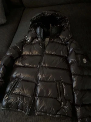 Svart Moncler Maya - Säljer en svart Moncler Maya, den är använd två gånger och är i nytt skick.