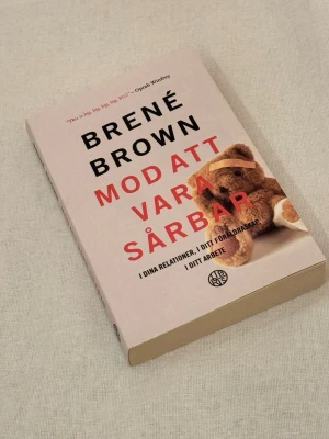 Bok: Mod att vara sårbar av Brené Brown - •Upptäck hur mod och sårbarhet kan bli din styrka! •Brené Brown inspirerar dig att våga vara dig själv i relationer, föräldraskap och på jobbet.  •Perfekt för dig som vill utvecklas och hitta äkta självförtroende.  •En bok som peppar och utmanar vuxna att växa. •Har endast några överstryk på 5 sidor.