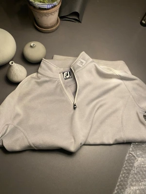 Footjoy tröja   - Säljer nu denna riktigt snygga footjoy tröjan i st s, bara höra av dig vid frågor eller funderingar och pris kan absolut diskuteras