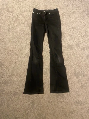Svarta bootcut jeans från GRUNT - Snygga svarta jeans från GRUNT med klassisk femficksdesign och bootcut-ben i modellen Texas low flare. Storlek 25. För små för mig som är 165cm pris kan diskuteras.