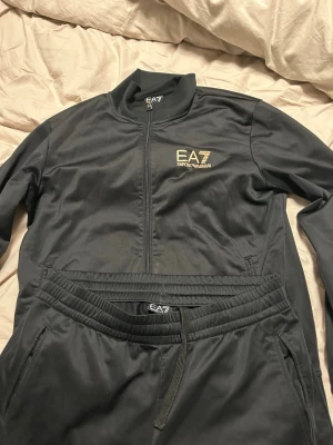 Svarta träningsdress från EA7 Emporio Armani - Säljer EA7 dress 