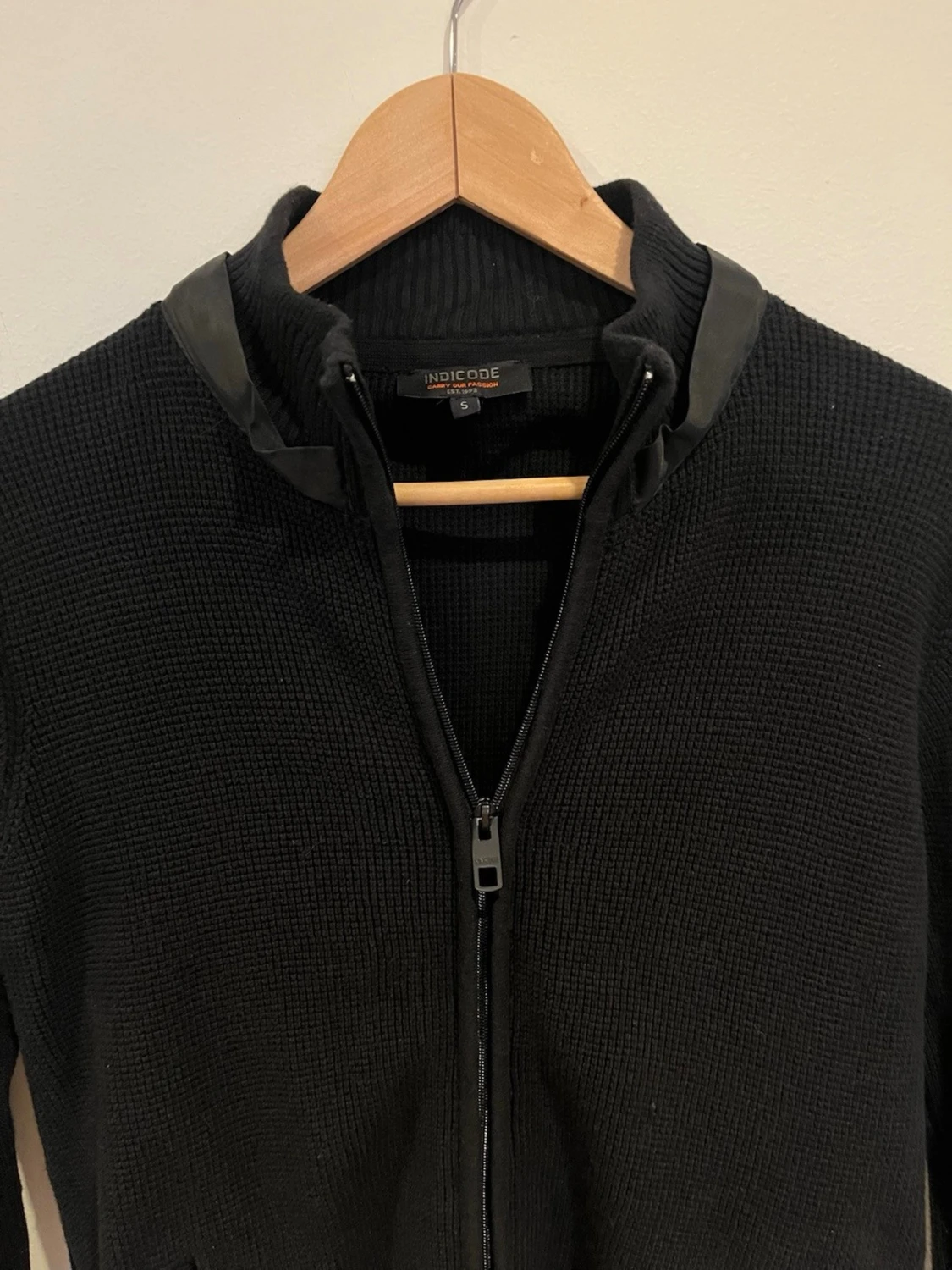 Svart stickad kofta från Indicode - 1
