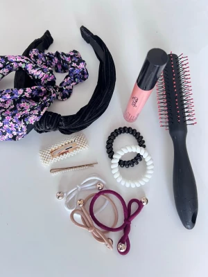 Hår-kit / Hårpaket - Hår-kit / Hårpaket med: Rosa ”Farewell Flyaways” från Got2b, diadem, blommig scrunchie, spiral-hårsnoddar, hårsnoddar med dekorativa rosetter på, rund-borste, hårspännen. Köper du innan kl 16:00 kan jag skicka samma dag!