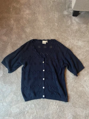 Mörkblå kofta från ICHI - Säljer en mörkblå kofta från ICHI med korta ärmar och v-ringad hals💕