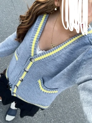 Grå kofta med gula detaljer från Zara - Unik o cool kofta, som inte längre finns i Zaras sortiment koftan är finmed gula och ljusgrå ränder längs kanterna, ärmarna och fickorna.