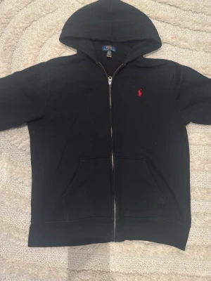 Svart Ralph Lauren kofta - En riktigt snygg ralph lauren kofta. Den passar till alla outfits. Den är liten i storleken den passar typ 15-16 år