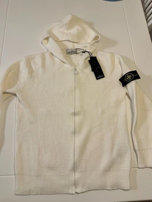 Stone Island zip kofta  - Helt ny i storlek M. Jätte fint och bra kvalité. Skriv vid intresse!