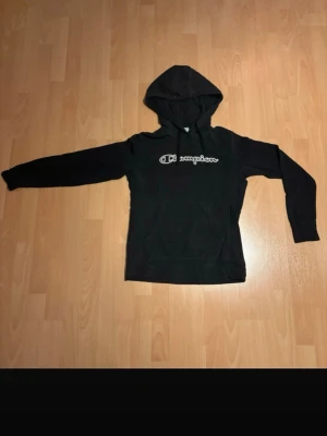 Champion Hoodie  - Jag säljer min champion Hoodie storlek L i barn Passar oftast 14 åringar Den är lite sliten har ett litet hål vid sidan men är inte synligt på