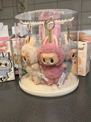 Labubu  - 4st labubu + ställ till dom. Nu är det dags att säga förväl till mina älskade labubus då jag ej har plats för dom längre. 3st från serien macaron. 1• soyamilk 2• lychee berry 3• sesam bean & 1st från have a seat serien 1• zizi. Alla är äkta, alla boxar kvar Scan koder finns bara att skriva för fler bilder. Allt säljs för 3000:- 🩷 • Instagram: Ginise  #labubu