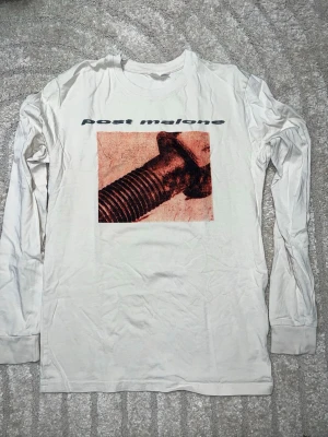 Beige Plångärmad Post Malone t-shirt - Långärmad t-shirt från Posty Co. 