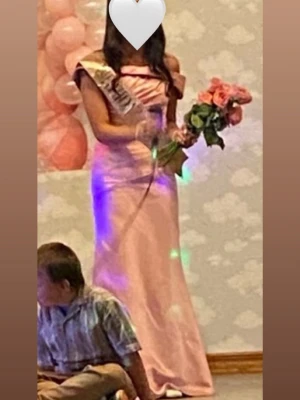 Ljusrosa satin klänning - Säljer denna skit snygga satin klänningen! Den är använd en gång så här inte många bilder med den på men kan skicka nya vid intresse! Den har inbyggd bh inuti och är i storlek 36 men passar för både x/xs! Klänningen är perfekt inför balen och säljer den för 1000 men köptes för 1400🤍