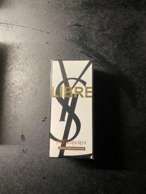 YSL Libre Eau de Parfum Intense - Parfym från YSL Libre Eau de Parfum Intense, innehåller 90ml och är oöppnad💕😊