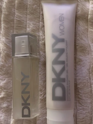 DKNY Original Woman parfym 30ml - DKNY Original Woman Energizing Eau De Parfum, 30 ml. Modern och stilren parfym som passar dig som gillar en fräsch känsla. Perfekt storlek för att ta med i väskan+ en dusch tvål i exakt samma doft (150 ml). Produkterna är endast testade 1 gång  annars helt nya och oanvända.