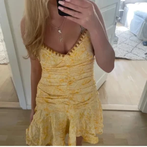 Gul klänning zara - Storlek M men passar mindre också
