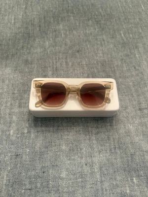 Chimi 04 beige - Säljer ett par beige Chimi 04. Pris är diskuterbart, hör gärna av er vid intresse. Snabb frakt!!!