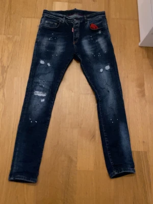 Jeans - Dsq2 jeans passar längd mellan 170-180 cm!