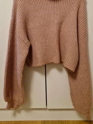 Stickad polotröja - Gammalrosa, stickad polotröja från Monki. Superfin och skön men säljer den då den var för stor för mig. 