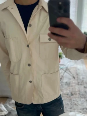 Riktigt snygg beige Overshirt! - Säljer en riktigt snygg beige overshirt köp på uniqlo, passar riktigt bra till våren men går ju att ha under vinterjacka också! Extremt lätt att matcha med, blir snyggt lite hur man än gör! Storlek XS men passar mig som är 176-178 och väger 63, om nått lite stor, så sätter den under storleken M. Riktigt bra skick-nypris va typ lite över 1000 kr och denna är i nyskick. Pris kan diskuteras