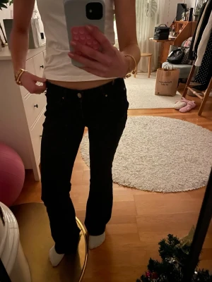 Svarta bootcut jeans - Säljer ett par svarta lågmidjade jeans med bootcut passform och så snygga och sköna! Bra skick, lite tecken på användning men inget som märks! 