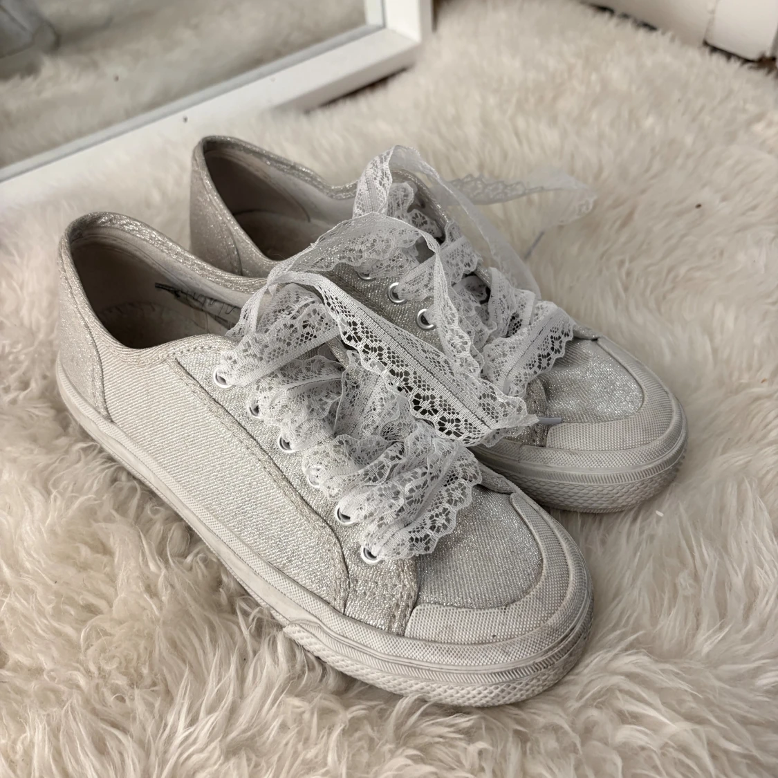 Silvriga sneakers med spetsiga snören - 1