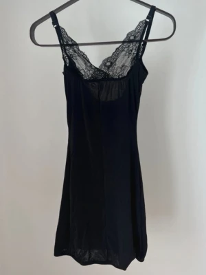 Negligé 🖤 - Svart negligé från Marilyn med spetsdetaljer. Storlek 36. Fint skick <3