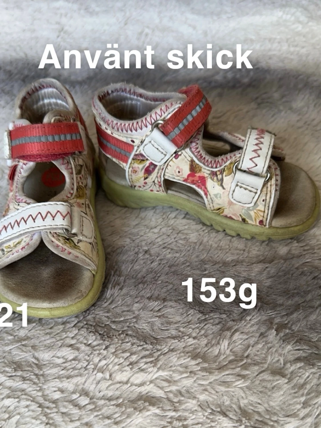 Blommiga sandaler med röda detaljer