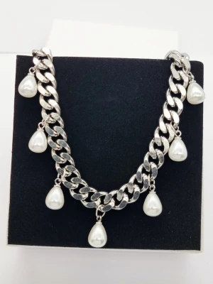 Stilfullt halsband med pärlor  - Material-rostfritt stål.  Kedjetjocklek-9mm 