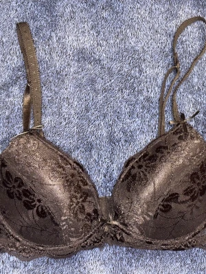 Svart blommig longline-bh i spets - Snygg svart longline-bh i blommig spets med bygel och svag push-up. Aldrig använd (nyskick utan prislapp). Mycket stretchig och mjukt band som inte trycker till. Justerbara axelband och spänne i ryggen. Kolla in min profil för fler färger, jag erbjuder bundlepris vid köp av flera varor! 