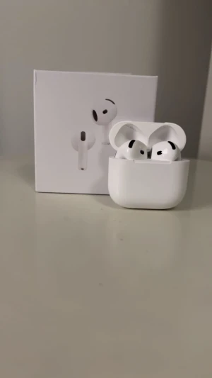 AlRPOD 4 (ANC) - Snygga och moderna Apple AirPods 4 med aktiv brusreducering (ANC). Levereras med originalförpackning och laddningsetui. Hörlurarna och etuiet ser ut att vara i mycket gott skick utan synligt slitage. Perfekt för trådlös musik och samtal med hög ljudkvalitet.