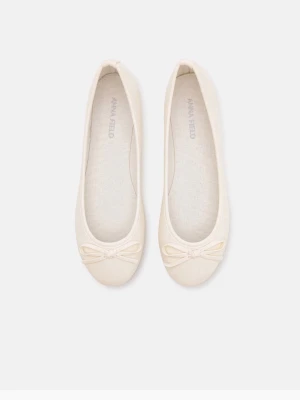 Beige ballerinaskor med rosett - Snygga ballerinaskor från Anna Field i en ljus beige ton. Skorna har rund tå och en söt rosettdetalj framtill. Tillverkade i syntetmaterial med mjuk innersula för extra komfort. Perfekta att matcha med jeans eller klänning.