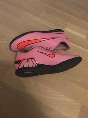Fotbollsskor  - Orange och rosa Nike fotbollsskor. Använda en gång inomhus.
