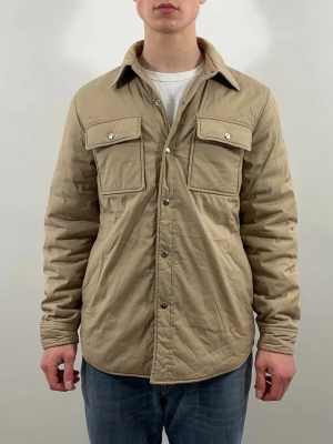 Sandro Jacka Beige S - Beige jacka från Sandro. Använd ett fåtal gånger utan defekter. Nypris ca 3500 kr. Modellen är 175 cm och väger 70 kg. Jackan är i storlek Small men sitter som en Medium. Material: 69% bomull, 25% polyamid, 6% elastan.