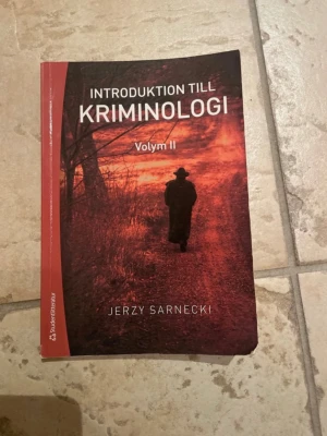 Introduktion till Kriminologi Volym II - Kurslitteratur för kriminologi. Volym ll. Skriven av Jerzy Sarnecki. 2015. ISBN: 9789144102658