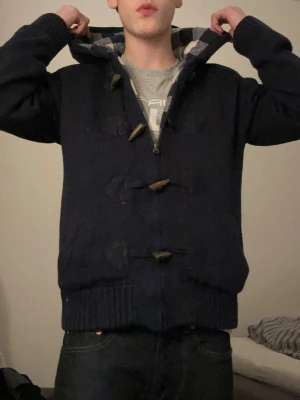 Stickad hoodie - Riktigt fet sällsynt stickad jacka/hoodie med rutigt foder | Skick 8/10 | Storlek :16 år | Köpt begagnad | Hör av dig vid minsta fråga