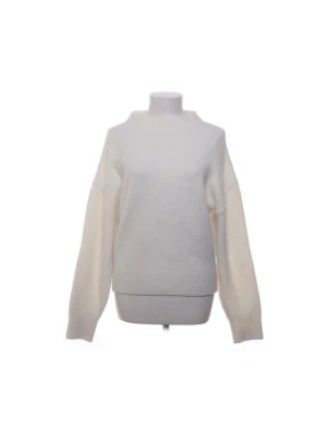 Vit stickad tröja från Zara - Säljer en vit stickad tröja från Zara i storlek XS. Tröjan har en rak passform, långärmade ärmar och en hög, rund halsringning. Materialet är mjukt och ger en mysig känsla, perfekt för kyliga dagar. Enkel och stilren design som är lätt att matcha. Tröjan är lätt nopprig.