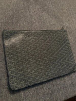 Grå Go y datorfodral - Säljer en stilren grå datorfodral med det klassiska grafiska mönstret över hela väskan. Väskan har en smidig dragkedja upptill och är perfekt för att hålla ordning på dina viktigaste grejer. Ikonisk design som sticker ut. Säljer till bra pris. Vid snabb affär kan pris diskuteras. Snabb frakt!!! 