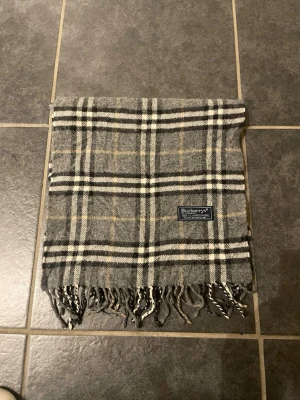 Burberry halsduk  - Burberry halsduk | skick 8,5/10 | färg: grå | nypris ca 4000kr | Skirv vid frågor | MD closet 