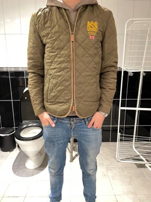 Quiltad grön jacka från Morris - Säljer denna sjukt snygga Quiltade jacka från Morris!!✨Jackan är grön och är i mycket bra skick perfekt nu till våren hör av er vid intresse!! först till kvarn!!🤝🍾