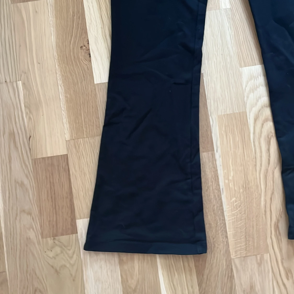 Svarta bootcut byxor med hög midja - 2