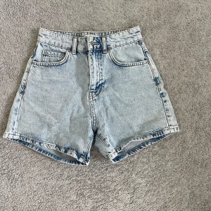 Jeansshorts från Gina - Snygga ljusblå jeansshorts frpn Gina. Funkar som stl 34 också 💞