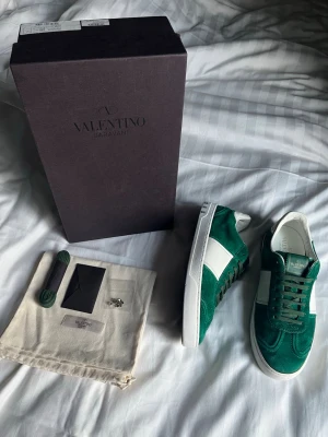 Valentino Flycrews Emerald Green - Valentino Flycrews - Färg: Emerald Green - Skick: 9,5/10 - Storlek: 41 passar upp till 42 - Defekter: Inga förutom att det fattas två nitar, en på varje sko - Tillbehör: Original box, två dustbags, extra skosnören, Valentino kuvert och 10 reserv nitar (extra nitarna är ej original) - Nypris: 7499 kr - Hör gärna av dig vid frågor, kan gå ner i pris vid snabb affär / AR Resell ⚜️