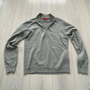 Grå half zip tröja från RYVLS - Snygg grå långärmad tröja från RYVLS med ribbad krage och half zip-dragkedja. Storlek XS! Vid intresse bara att höra av sig! 