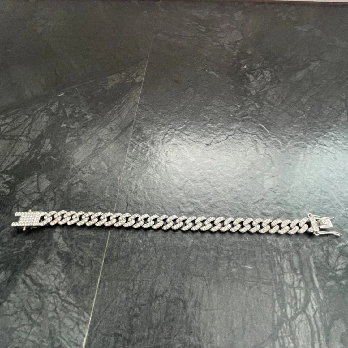 Glittrig silverfärgad kedjearmband