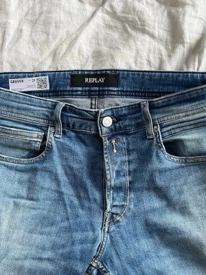 Replay Grover jeans - Säljer ett par ljus blå replay Grover jeans i strl 31/31. Väldigt sköna jeans med snygg passform. Använda sparsamt, bra skick. Läderlappen bak har släppt lite som kan ses i bild 4. || Fråga på om det är något!
