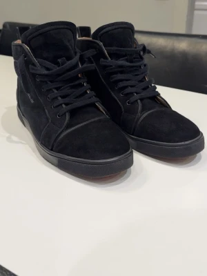 Christian Louboutin skor 44 - Säljer ett par Christian Louboutin skor i storlek 44, använda max 5-10 gånger så skorna är i bra skick, har du frågor så skicka ett Dm.