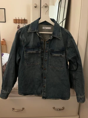 Jeans skjorta/jacka - Jeansskjorta som kan användas som jacka från Zara i storlek 36. Fint skick, skriv för mer bilder 
