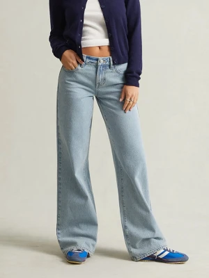 Lågmidjade Ljusblå wide jeans från primark  - Säljer ett par Lågmidjade ljusblå jeans från primark  med klassisk femficksdesign och breda ben. Modellen har lowwaist och raka, loose-fit ben för en chill och trendig look. Materialet är jeans i bomull och färgen är ljusblå, köpta i London på primark, nypris 399, andvända typ 3 gånger 