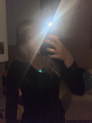 Svart långärmad topp från Ralph Lauren - Säljer en svart långärmad topp från Ralph Lauren med liten röd logga på bröstet. Toppen har v-ringning och är i ett mjukt, stretchigt material som sitter snyggt på kroppen. Perfekt till jeans eller kjol för en clean och klassisk look.